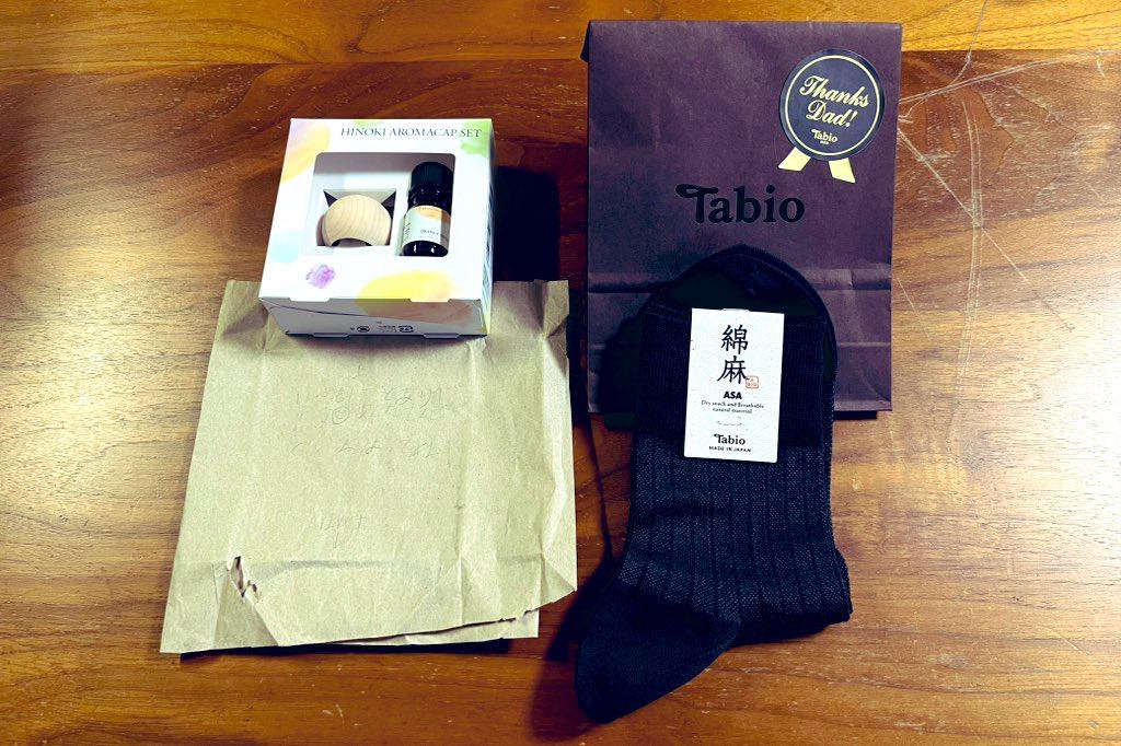 父の日ということで、子供たちがサプライズでプレゼント🎁を贈ってくれました。今度は母親もほとんど関与せず自分で決めて自分でお年玉貯金やお手伝い貯金から捻出して購入したようです。成長してますねぇ✨ 息子は研究室が臭いんだよね〜と言っていたのを覚えてくれていてヒノキアロマキャップとアロマオイルのセット(手紙付き😭)。娘はかなり悩んだようですが夏用の靴下を(ちゃんと私がロングソックス滅多に履かないのを覚えてくれていて、ショートソックス、しかも青系が多いのを知ってか知らずか黒系でした)
#父の日 #FathersDay