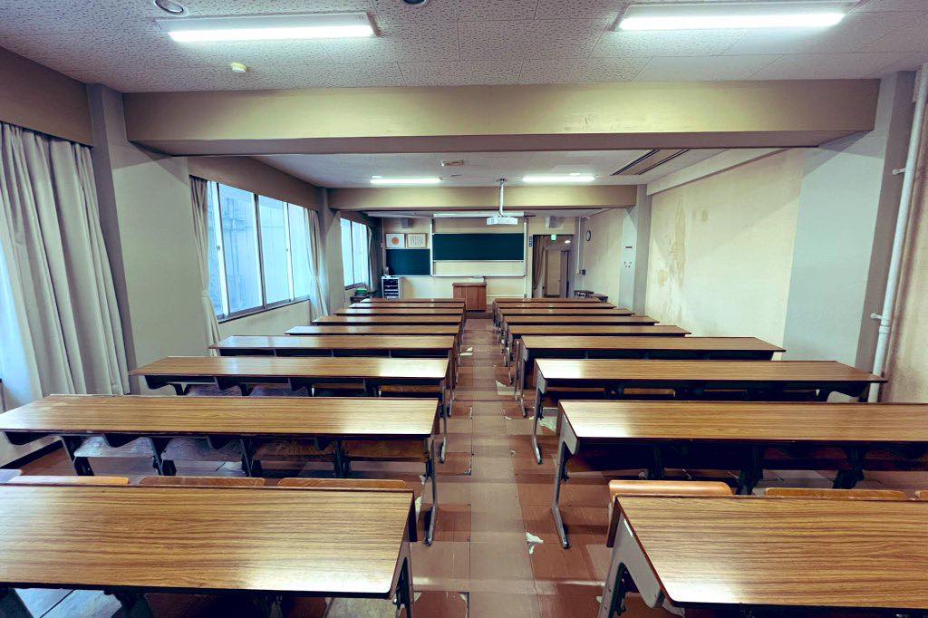 そう言えば前期が終わりました。正確には試験期間中ですが、私は試験は一切やらないので、最終課題のレポートの採点と出欠登録確認・成績登録確認が終われば、いよいよ前期終了です✅ 前期は担当科目が3コマしかなくて(+卒業研究指導)国公立並みの待遇だったわけです。(それもうち2コマは2コマ連続の実習なので実質2コマ、且つ同僚(大先輩)の先生と一緒に担当だったので負担も少なく、実質1コマな感じでした) 学生さんには講義の評価としてNPSをお願いしたので結果待ちですが、自己評価としては60点くらいかなーと思います。 まだまだこなれていなくて伸び代はたくさんある。しかし、40点ではなく、60点。甘めかもしれませんが、自分の教育哲学と講義スタイルを確立できたというのが、前期の自己評価の主な内訳です。 最初は機材トラブルに対処が出来なくて10分くらい地獄の時間を過ごしたり(あまり思い出したくない😅)、時間配分が分からず早く終わってしまい、学生さんたちを喜ばせたり(? ビジネススクールだったらクレームの嵐ですね🌀)、終盤は逆に雑談がどんどん多くなって肝心の講義パートを次週に持ち越したり、端折ったりしました(知識を記憶してもらうことを私はあまり重視していないので、それでいいかなと思っています)。 学生さんたちに毎講課している事前課題レポートの質が目に見えて上がっていくので、途中から、読むのが楽しみになりましたし、私が一番学べた気がしました。(お金をいただいて学べるとは?)学力偏差値はマーケティング・マネジメントの講義に限って言えば、必ずしも相関しないのでは?が現状認識です。 国語の成績とは相関するだろうなとは思いましたが、それすらも才能などではなく、少なくとも本学に来る学生さんたちのレベルであれば、ただ単に訓練不足なだけだと感じました。訓練したら、見違えるほど良くなることを、前期、私は目の当たりにして、希望の光がさしました。(数学必須な情報や統計の専門科目などはまた様相が違うだろうと思いますが)。 一方で講義中にどんどん発言してほしいのですが、自分のレポートを発表することすら避けようとする学生さんたちに将来大丈夫やろか?会議で発言できるんかな?と心配になったりもします。この辺は制度設計含め改善ポイントかなーと思います。(ちゃんと勇気を振り絞って発表してくれる学生さんも一定数いて救われましたが、総じてそのような学生さんたちは成長が速いなと見ていて感じました) 後期は地獄のように(それでも他の私大に比べたらかなり負担は小さい方だと知る)講義と演習を担当しますが、まあ、なんとかやっていけるかなーという自信はつきました。(たぶん広告会社の営業部長職よりは向いている💦)担当したくない講座もあるんですがw、もっとやってみたい(開講してみたい)講座の構想もたくさんあります。 給料は教育と学務の対価としていただいていると思っていますが、一方で就職にあたり師匠から贈っていただいた言葉も胸に、後期も頑張っていきたいなと思う次第です。 尚、写真はイメージ(別の教室)です。前期はもっと広くて新しい大教室でした。話していて気持ちよかった😄
#fukui #福井 #福井工業大学 #講義 #演習 #前期 #教育