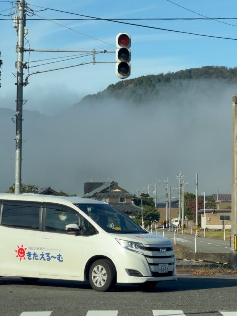 いよいよ冬⛄️の足音がひたひたと。  ゲレンデ以外で、この車のこの機能を使う日が来ることになるとは🔥  寒いけど🥶張り切って参りましょう❤️‍🔥
#fukui #福井 #福井の暮らし #福井工業大学 #FUT #研究 #マーケティング