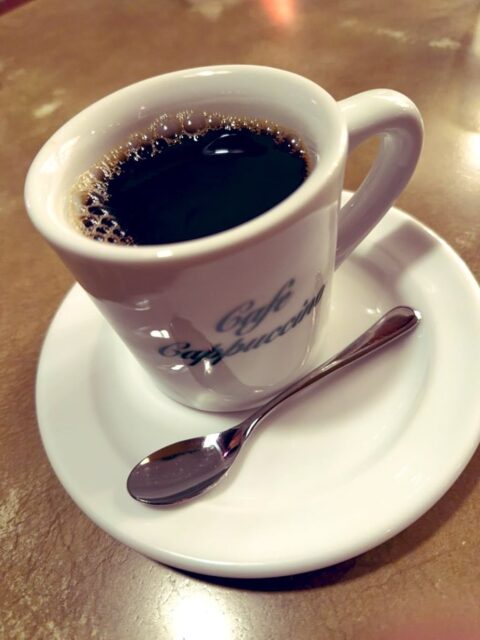 そう言えば、そんな中、再度連絡をくれた学生さんがいて、彼は奇跡的に生活圏が一緒で（ご近所さんとは言えないまでも、そう遠くはない）、平日はもうパンパンなので、昨夜、近所のカフェに集合して再面談しました。  楽しかったですね〜。1時間くらい話せば大丈夫だろうとたかを括っていたのですが、彼は素晴らしかった。  ちゃんと自分の頭で思考できる男でした。そしてそれが面白い、楽しいと言える人間。要するにこっち側の素養がある人でした✨  結果、3時間⏳ノンストップで対話していました。（また妻に「あなたは話が長いのよ」と叱られそうですが😅）  ブレンドコーヒー（大）にしてよかった☕️（しかしそれすらも飲み干してしまいお冷をお代わりしました）  最初、私の構えを彼は問いました。自主自律を重んじるようだが、放任なのか？それとも寄り添ってくれるのか？と。  放任に見えたようです。ちょっと冷たい感じがあるのかもしれませんね。そういうところが私にはあります。  答えは「否」。やる気のある学生さんに対しては全力で向き合います❤️‍🔥これ他の皆さんにも伝わるといいなぁ。  私のことを知っている方は頷いて貰えると思うのですが、私は想い重視、熱量重視の人間です。  想いには想いで、熱量には熱量でお応えしたい人です。  そこから、研究のことを話しました。そして、自然と対話テーマは人生のこと、即ち将来のこと、学ぶ姿勢のこと、生き方のことなどに及びました。  そのような対話を通じて、少しは私というひとりの人間の人となりを知っていただくことができたのではないかと思います。  彼こそ、我がゼミに迎えたいと思いましたが、悩んでいましたね〜😊  この悩みはいい悩みだと思います。  大切にしたいものが二つある時、その二つを天秤⚖️にかけてもほとんど針が触れない時。人生にはそういう瞬間が幾度となく訪れるものです。  難しい意思決定。しかし時とは残酷で、意思決定せねばなりません。  もうひとり同期入職の実務家あがりの先生がいらっしゃるんですが、対応可能な研究テーマ、スタンス、熱量、かなり似ているんです。とても仲良くさせていただいていますし、ご助言いただいたり、私の研究に共感してくださり、応援していただいたりもします。  違うのは（ここからは推測ですが）彼はとても「優しい」ということ。私も自分が優しい自信があるのですが、表面的な優しさと人あたりは彼の方が圧倒的に優れていると思いました。私は長らくこの問題について悩んできまして、それが絶望的に欠如しています😂もはや半分以上諦めていますが💦  あとは、それ故に、彼は（先輩なので大変失礼ながら）澄んだ綺麗な目をされているんですよね👀  私も昔は澄んだ目に自信があったものですが、そう言うには、私は少々汚れた世界を生きすぎたようです🥹  その澄んだ真っ直ぐな瞳に学生さんたちは魅了されたようでした。（いい話🫶）  （他にも理由があることは先の投稿で書いた通りです）  まぁ、でも、いいんです。
こういうのは一期一会。出会いです。  彼が別の研究室を選んだとしても、付き合いがなくなるわけではありません。  彼が求める限り、私は対話を続けるでしょう。  人と人の関係は所属に縛られるものでもありません（縛られることももちろんあります）  半径5mの幸せ、改め、半径15mの幸せ。
烏滸がましいですが、またひとり幸せにできるかもしれない若者が見つかりましたというご報告でした💖
#fukui #福井 #福井の暮らし #福井工業大学 #FUT #研究 #マーケティング #教育 #研究室 #研究室選択 #半径15mの幸せ