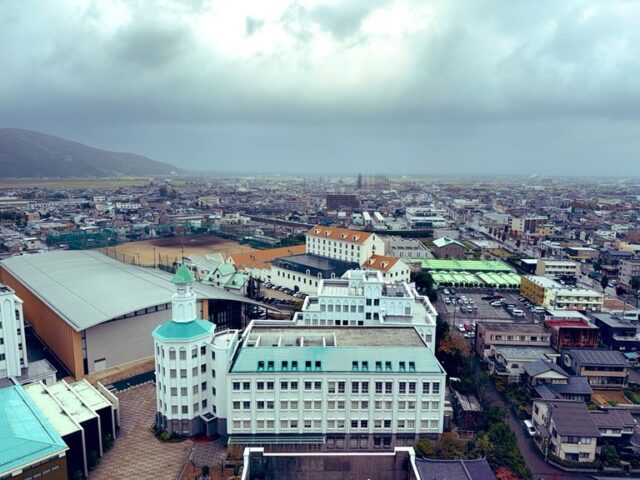 ウガー。  昨日の「#社会調査論」では、いろんなことを説明しないとなかなか結論に辿りつかない、そして数学苦手脳としてはそれが複雑過ぎて途中で論理的思考を放棄したくなる「#χ2検定」を取り扱いました。  教材が良くって（#碩学舎 様ありがとうございます🙏）かなり分かりやすいし、実務と紐づけて解説してあるから、相当分かりやすいんだけど、それでも何人か思考停止⏸️したんじゃないかな。  私もそのクチなので大丈夫🙆  何回か繰り返し🔁読み込みながら、分析を回してみてください。  そして、最悪、途中の計算の仕組みが理解できなくても、ここだけはついてきて、覚えて〜とお願いしたポイントだけ、覚えてもらえれば、実務家としてはなんとかやっていけるから、諦めずに頑張ってください。  今日はそれと完全連動中のPBLプログラム「#経営情報実践学演習基礎（マーケティング）」  例によってスライドは完成していたのですが、演習課題が、ね。  今回はそれすらも早々に出来たのですが、Excel for Macにやられました。  轟沈🚢💥  Excel for Macのデータ分析のアドインに「χ2検定」のパッケージ📦がないなんて（知らなかった）。  Googleスプレッドシートなら関数で一発だけど、#FTAS のデータは大規模過ぎてスプシでは扱えず。  結局、地道にプロセス追って計算する形に落ち着きました。（とは言え、Mac使いは学生さん1名と私だけだから影響範囲は小さいかな）  教育的にもかなりの自信作ですよ。
お楽しみに。  昨日はちょっと疲れたのでひと息つきたくてキャンパス探検🧭🔍  タワー館の最上階に行ってみました。
とても美しい景色🪟
雨空☔だったのが残念でした。
今度晴れ🌞の日に行ってみよう。  隠れた🥷キャンパスお気に入りスポットになりました。  ここを学生ラウンジにしてカフェラウンジ化したら流行りそう☕️  経営幹部の皆様、是非、多目的会議室を泣く泣く手放していただいて😅（下々の者は使ったことがないのはもちろんのこと、入室したことすらない😂）あるいは兼用できるように工夫していただいて、是非とも学生さんに意見聴取の上、前向きにご検討ください🙇‍♂️
#fukui #福井 #福井の暮らし #福井工業大学 #FUT #研究 #マーケティング #教育 #講義準備