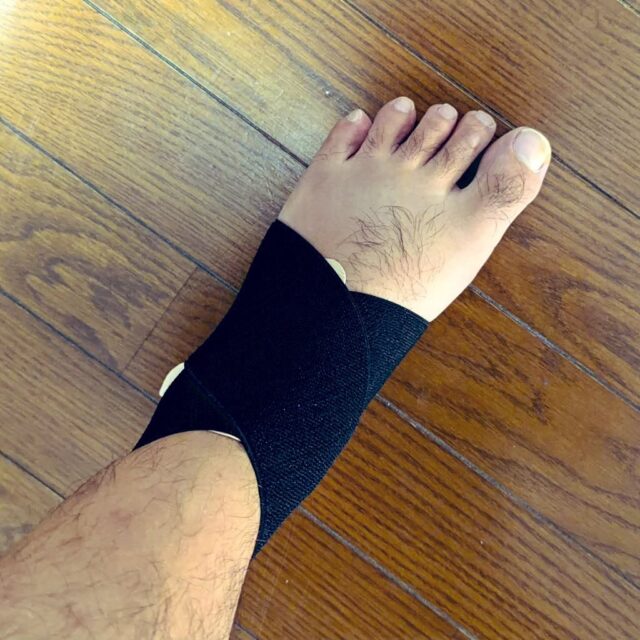 Good morning everyone.🌞  It’s 4 degrees outside now.🥶
Seriously?😳  The supporter really helped reduce the pain.
Supporters are amazing.
I didn’t realize a sprain could cause bruising like that.  おはようございます🌞
今日の福井の外の気温は4℃らしい。🥶
マジで⁉️😳  サポーターのお陰でだいぶ痛みが軽減されています。
ちょっとしたサポートなのに。
サポーターって凄いんだね。
しかし、捻挫でこんな内出血するなんて...知らなかった。
#fukui #福井 #福井の暮らし #福井工業大学 #FUT #研究 #マーケティング