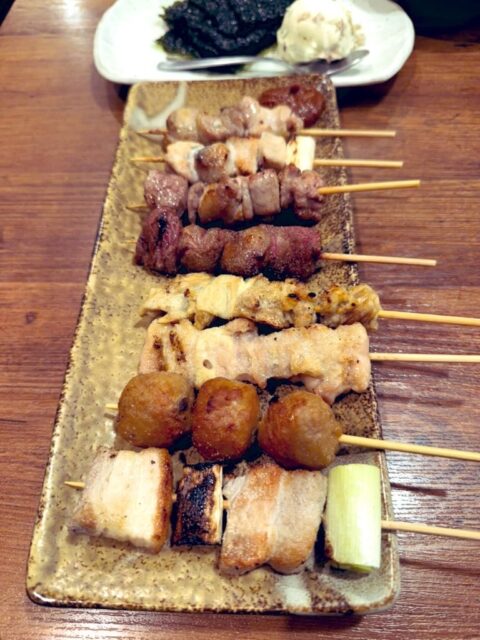 焼鳥大好きな人みたいになってるけど、焼鳥3連戦。  ここまで来たら食べ比べたいよね。
いつもありがとね🐓  川越のかな？サツマイモ🍠も食べ比べ。
多分似た品種（シルクなんとかって書いてあった）  美味しかったです🍺  今宵は、学生時代のマブなツレに請われて、彼の娘さん（小さい頃から会って旅行したりしているからお互いに顔見知りではある）に「人生」と「仕事」と「職業」と「広告会社」についてミニ講義をしてディスカッションな2時間強でした。  もはやミニじゃない説😅  事前に質問🙋‍♀️をちゃんと考えてきてね、とお願いしておいたら、ちゃんといっぱい考えて来てくれて、鋭い質問がたくさん出て、素晴らしかった✨  「メモ📝をとったら？」とお父さんに言われて持ってきたルーズリーフはあっという間に文字で埋め尽くされていった。  偉かったね👏  敢えてパンクしそうなくらい情報量多めで話したんだけど、そのパンクしそうな感じが大事なんよね🔥  終わったらチョコ🍫いっぱい食べてた。
脳みそをフルで使った証拠だと思う。  いいね👍眩しいね。いろんな可能性があるよね。  だから迷うよね。  でも、迷ったらいいんだよ。  だって、人生に正解なんてないんだもん。  彼女の人生に幸あれと心から思います。
#fukui #福井 #福井の暮らし #福井工業大学 #FUT #研究 #マーケティング #教育