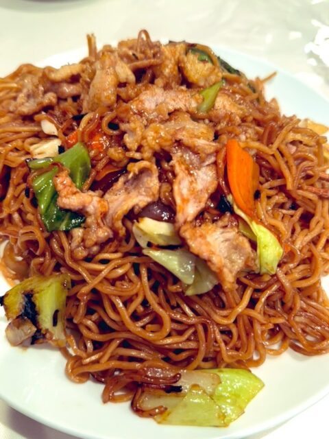 ポスト📮する間もないくらい怒涛の一日でした。  【五反田】町中華：大学時代の友人。搾菜と餃子🥟とソース焼きそばが美味い😋  梅林
https://tabelog.com/tokyo/A1316/A131603/13039021/  【五反田】友人宅：1人寝た💤  【五反田】お洒落カフェ：大学院時代の同級生と水越ゼミ（博士課程）の後輩と研究談義。  usubane store
https://www.hotpepper.jp/strJ003411399/?vos=aphpphpglnksnsm20241022001  👉 もうすぐ博論審査な同級生の公開審査会までの道のりを検討
👉どうやったら論文が書けるのか
👉私の進めている研究について、他。  【代官山】前職大先輩とその先輩が主宰している戦略創発研究会の仲間（リアルでははじめまして）と。ご縁とは不思議なもの。  立道屋
https://tabelog.com/tokyo/A1303/A130303/13019198/  👉戦略創発会議の持続性の設計問題
👉広告会社の営業の能力とは？
👉コンサルタントの「我 - それ」の世界観 vs. 「我 - 汝」の世界観、他。  は〜
め〜ちゃくちゃ飲んで🍺☕️🍶🍸喋りまくった一日でした🗣️💬
楽しかったし、いろんな刺激をいただいて、疲れが吹き飛び、闘志が湧きました❤️‍🔥  皆さん、どうもありがとうございました😊
#fukui #福井 #福井の暮らし #福井工業大学 #FUT #研究 #マーケティング