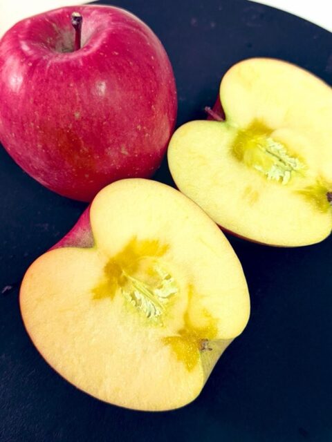 母の手配で、父方の伯父さんが働く長野の農園の #りんご🍎が大量に届きました。  切ってみたら、 
凄い蜜🍯  柿は福井も産地みたいで「実家に行くとたくさん干し柿が吊り下げてあるんです」という方がたくさんいらっしゃいました。  りんご🍎は？と調べてみたら、昔は名産地だったけれど、今はあわらで少しつくっているくらいだそう。  お裾分け、発動します〜
#fukui #福井 #福井の暮らし #福井工業大学 #FUT #研究 #マーケティング #秋の味覚