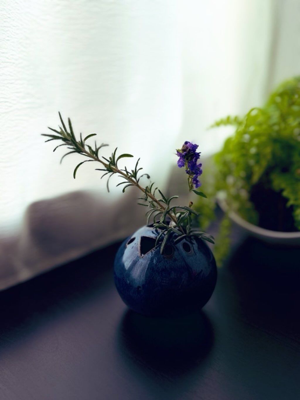 福井県陶芸館のミュージアムショップで、
妻が一目惚れした花器が素敵すぎる件。 静かだけど、確かな存在感。
手で触れる前に、もう「いい」とわかるやつ。 こういうものに出会うたび、思う。 福井は派手じゃない。
けれど——
静かに、ゆっくり、人の感性に触れてくる。 関西と中部のあいだ。
旅の途中にあるのではなく、
「戻ってくる場所」のような土地。 住んで数ヶ月、ようやく分かってきた気がする。 大都市の刺激と、よく晴れた空以外は、
ここに全部、揃っていた。 ここにきて福井がひっそりと牙🦣を魅せてきた気がする。
#fukui #福井 #福井の暮らし #福井工業大学 #FUT #研究 #マーケティング #福井観光 #伝統工芸 #越前焼き #陶芸