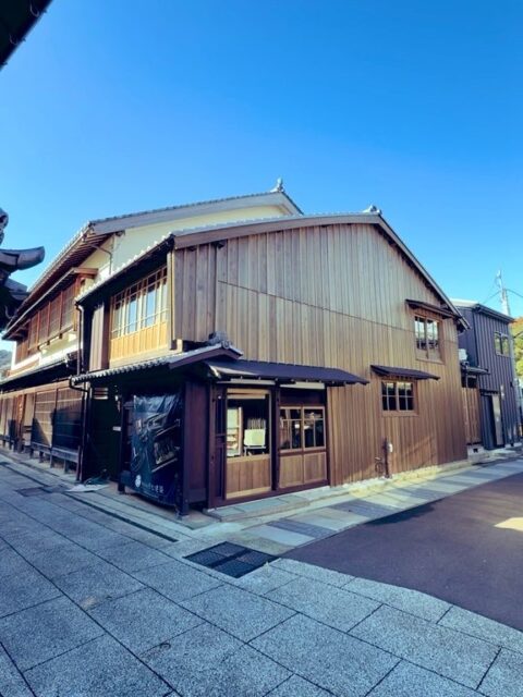 【フィールドワークの記録】Venture Battle League in Fukui #VBLF 優勝🏆の #福井県立大学 #海洋生物資源学部 の学生さんが立ち上げる”魚が大好きな学生さんたちと地域と観光客が交わる場“ 「おばま水族館」  私が理論化を進めている「#生成的関係性マーケティング（#GRM）」の研究プロジェクトの一端に加えたいと思っていた「観光」と「漁業」のピースが揃いました🧩  幼い頃から身近にあった農業🧑‍🌾とは明らかに異なるフィールドの空気に戸惑っています。  新しいフィールドに入るときはいつも極度に緊張します。常にそこには摩擦が伴うからです。研究者（観察者）という異物を受け入れてもらえるだろうか、と。「観察者」と「参加者」というふたつの顔を両立させていかなければならないストレスも抱えます（佐藤, 2002）。  昨日はいきなりインフォーマントに出逢えたかもしれません。（もちろんその学生さんも重要なインフォーマントのひとりなわけですが）  小浜名物の醤油干しをはじめ、小浜の超ハイレベルな海産物に舌鼓を打ちながら、いろんな話をしました。  御食国（みけつくに）。
こんなハイレベルな美食が“当たり前”な土地。
こらヤバいべ。
ちゃんと価値に転換し、生活者に価値提案出来ると良いですね。
誰と関係性を築きたいか。
まずはそこからかな、と思います。  気付いたら2軒目のスナックでテッペンを迎えていました🥃🎤
（飲み過ぎたので締めのラーメン🍜は自重しました）  ありがとうございました😊  小浜の皆さま、これからどうぞよろしくお願い致します🙏
#fukui #福井 #福井の暮らし #福井工業大学 #FUT #研究 #マーケティング #出張 #小浜 #フィールドワーク #エスノグラフィー