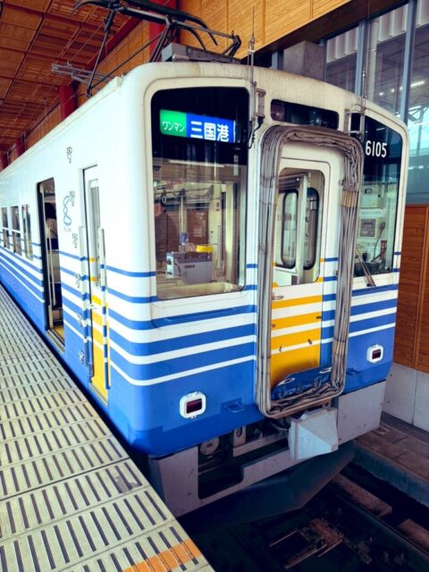 はじめて乗った。#えちてつ  田原町駅が #福井鉄道🚃 と #えちぜん鉄道 の兼用だということにはじめて気付く。  さて、えっちらおっちら大学に向かっています。  今日は #FUT公開講座 の日だったのですが、集客が悪く、開講ならず😭  オープンキャンパスに引き続き、悲しい結果に。  自分の研究は福井に求められていないのか？
それともただ単に伝え方が下手なのか？  正直、マーケティング論や経営学があまり必要とされていない可能性は薄らとだが感じ始めている。（一方で学生さんの関心はめちゃくちゃ高い。なんだろう🤔このギャップ）  そもそもFUT公開講座が知られていない説も考えたけれど、スポーツ系はお子さんに人気で結構集まっています、とのこと。  なるほど。  でも、私の研究分野はお子さんじゃなくて、社会人の方に聞いていただきたいからなぁ。  名前が売れていないからなのか、テーマが微妙なのか。  来年度はもう呼ばれない気がするけれど、もし機会があるなら「#AI 研究」でやろうかな。。  前者（福井にニーズがない）なら求められるところを探して旅を続けるだけだけど、後者（表現が悪い）なのだとしたら、元広告マンとして名折れな感じ🤣🤣🤣  来年度「ビジネススクールDays」なるものを企画しようと思っていたのですが、ニーズがなさそうだからやめておこうかな🫷  今日は #補講 を2本やってから、#学会 のため再び #出張 です。
#fukui #福井 #福井の暮らし #福井工業大学 #FUT #研究 #マーケティング
