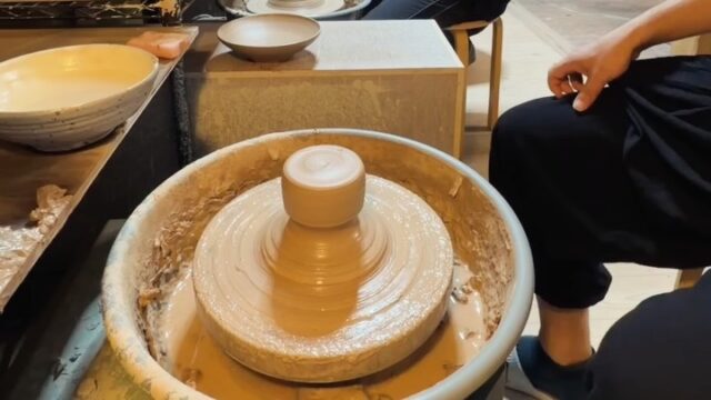 芸術の秋🍂🎨  特異な #伝統工芸 の集積をしている #越前 へ。  陶芸教室 Totan
http://www4.ttn.ne.jp/~t._._._.f/  久しぶりに土に触れ、ろくろをまわしました。  妻のオーダー通り、少しだけ🤏深さのあるお皿を。  なかなか上手に出来ました✨  息子が先生に凄い褒められていたのがとっても印象的でした😳
#fukui #福井 #福井の暮らし #福井工業大学 #FUT #研究 #マーケティング #福井観光 #クラフト #陶芸