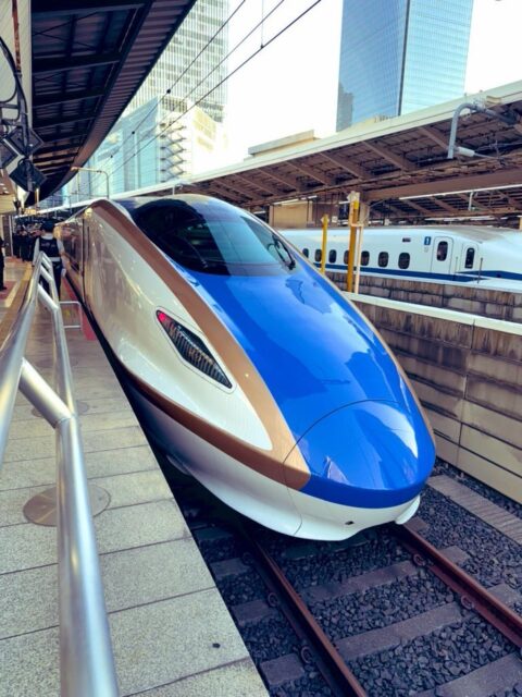 東京🗼お世話になりました。 これで年内の研究関連の出張はお仕舞いです。 ありがとうございました😊 五反田のスタバで息子と合流し、一緒に帰路に着きました。 東大の工学系イベントに友達と参加した彼は、東京駅からノンストップで楽しかったことを語り続けています。 ハンダづけをやったりして電子部品をつくったり、VRを体験したり。
途中疲れて休みつつも、16:00最終まで会場にいたらしい。 息子「やっぱ俺、工学系好きだわ〜」 息子「そういうの俺だけかな〜って思っていたら、おんなじような子がたくさんいたんだよね〜」 彼には同世代のそういう子が「競争相手」に見えるみたいです。 だから、私は週末、学会に行った話をしました。 私「学会でパパと同じような領域の研究をしている先輩の先生がいて研究成果を発表していたよ。彼女はライバルと言えるけど、私の論文を引用してくれていてとても嬉しかったし、パパも彼女の論文からヒントをたくさんもらっているんだ。ライバルには『競争相手』という意味もあるけど、『仲間』っていう意味もあるんだよ」 昨日出会ったたくさんのライバルたちとともに、いつか素晴らしい発見💡が出来るといいね。 この2日間で息子が少しだけ大人になったような気がしました。 なによりいい表情をしていた。 その表情がすべてを物語っている気がして、ちょっぴり目頭が熱くなりました❤️🔥 帰ります。
#fukui #福井 #福井の暮らし #福井工業大学 #FUT #研究 #マーケティング #出張 #東京