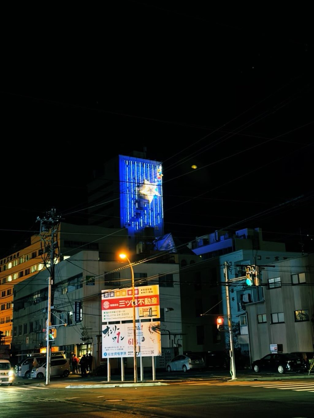 定性分析✖️2連続出講❤️🔥 定性分析を教えるなんて院生の頃ビジネススクール(修士)の学生向けにQDAソフトのデモをやってくれと依頼されて以来👨🏫 あの時はまだ定性分析の手順に自信が持てなかったけれど、今はだいぶマシになった📝 今回は初出となる「#定性分析✖️#AI」の演習まで行った。
企業向けのマネジメント研修の講師👨🏫 定性分析はとても時間のかかる作業なので短い時間で体験(体感)してもらうことに苦労したけれど、そこはさすがの猛者たちで、とても優秀な受講生の皆さんだった。 自分で設計しておいて言うのもなんだけど、ちゃんとこちらが意図したゴールに辿り着いてくださった方がいらして、嬉しい驚きであった☺️ ちなみに学生さんたちは、with AIについては次回にまわして、とにかく今回はオープン・コーディングとアクシャル・コーディングに時間をかけて取り組んでもらった。圧倒的に時間が足りなかったが、それでも慣れないながらも、FTASに格納されている自由記述データから面白い(興味深い)「意味」を取り出していた。 ここのところ定量分析ばっかり取り組んでいたけれど、やっぱり自分のルーツは「定性的研究」にあるんだなぁということを改めて自認することができた出来事であった。 Netnography+半構造化インタビューで博士論文を書いた私も、今ではエスノグラフィー(参与観察)+半構造化インタビュー+Netnography+小規模な意識調査及び場面想定実験と様々なリサーチメソッドを組み合わせた大掛かりな研究プロジェクトを運営している。 春休みが待ち遠しい😁 夜は学部に後期から着任された新任の先生の歓迎会&忘年会🍱🍺🥃 全員揃ったのは私が着任して以来、初のことじゃないかな。 嬉しい😆楽しい😊✨ 学部長(学科長)と学科副主任とコース主事の3人の掛け合いにガヤ(雛壇)芸人多数のとても笑いが絶えない飲み会になった。 いい職場だ。
永遠にこれが続けばいいのにね。 FUTタワーの壁面のイルミネーションを眺めながら帰路に着いた。
#fukui #福井 #福井の暮らし #福井工業大学 #FUT #研究 #マーケティング