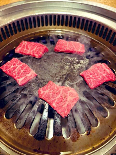 齊藤社長に会いに「#焼肉牛若丸」にやってきました。  https://www.fukuishimbun.co.jp/articles/-/2473044  先月の #FDPM でお会いして #若狭牛 を食べてみたくて🥩  https://ushiwakamaru-fukui.jp/restaurant/  ヤバかったー。
めっちゃ美味かった。
レベルが違いました。  妻曰く「牧草の香りがした🌱」そうです。  齊藤社長のご好意で希少なあか牛を特別に分けていただいて食しました。  そう、実はめちゃくちゃ食べたかった。  普通だと脂が重くて胸焼けする部位だそうですが、赤身なのに適度に脂があり、硬くならずにとても柔らかく、味のあるお肉でした🐂  凄すぎた。  海鮮🐟🦀のみならず、肉までも🥩
恐るべし #福井グルメ  ご馳走様でした。（今度は牧場にもお邪魔してみたいです🐂✨）
#fukui 福井 福井の暮らし 福井工業大学 FUT 研究 マーケティング