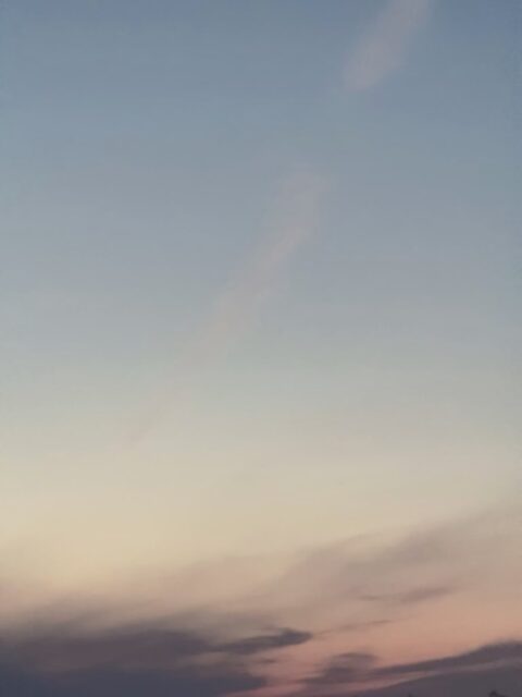 先行研究で壮大なサーガ(英雄譚)のプロローグを描いてしまった。 中々に新しい解釈でオモロい。 想像するしかないのだが、案外、間違いではないのではないだろうか、と思う。 📚再解釈のマーケティング史:帝国 vs 革命軍(攻防戦の全記録) 1. 帝国の黄金時代(1960s - 1970s) 2. 革命軍の蜂起(1980s - 1990s前半) 3. 内部からの崩壊:意図せぬ裏切りと帝国の懐柔(1987 - 1994) 4. 革命軍の敗北と「偽りの平和」(2015 - 現在) #帰省
#fukui #福井 #福井の暮らし #福井工業大学 FUT 研究 マーケティング