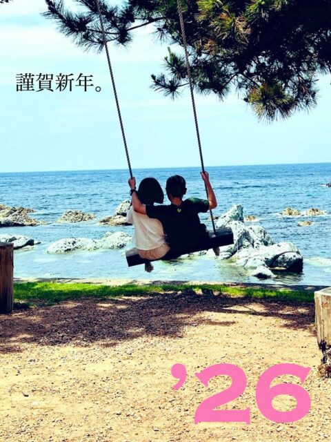 明けましておめでとうございます🎍
本年もどうぞよろしくお願い申し上げます🙏  昨年は大きな転機を迎えました。21年の実務家生活を終え、研究者に転身しました。  金属疲労のようなものが様々なところに蓄積し、身体も、仕事も、プライベートも、限界がきていました。  そんな時に助けてくれたのは11年におよぶ大学院での研究者としてのトレーニングであり、副査の先生と指導教員、先輩方、友人、そして家族でした。  新天地に選んだ（選ばれたと言った方が正確かも）のは、福井でした🦀  縁もゆかりもない土地でしたが、他所者の私たちを優しく受け入れてくださり、物語りは再生へと向かいます。  書ききれないくらいの奇跡的な出逢いがありました。再会もあった。そうした私に関わってくださったすべての皆さんに心より感謝申し上げたいと思います🙏  さて、本年の抱負ですが、引き続き、家族との時間を大事に生きていきたいと思います。  これまで蔑ろにし過ぎました。悔やんでも悔やみきれませんが、幸いなことに家族との物語りは終わらずに済みました。  自分のことだけならなんとでも折り合いをつけられるのですが、家族と過ごす「今」は「今」しかないのだ、という当たり前の事実に気付きました。  まだ来ぬ「未来」ではなく、「今」を大切にして生きていきたいと思います。  次に、研究です。
11年の探索の末、昨年、ようやくアーギュメントが見つかりました。  今は「これしかない」「これを書きたい」「これは私が書くべきだ」「書かねばならぬ」という運命的な想いを抱えつつ、しかし、研究者らしく、常に批判的な目👀で問い直しながら執筆を進めています。  ありがたいことにシンポジウムや研究会など、お座敷にもお招きいただけるようになりました。  これもひとえに師匠をはじめとする諸先生方のご指導のお陰です。  今年はそのご恩に報いることが出来るような貢献をしていきたいなと思います。  自然豊かな越前の地で、のびのびと研究に邁進して参りたいと思いますので、引き続き、ご指導ご鞭撻を賜りますようお願い申し上げます。  二〇二六年元旦🐎
麻里 久 拝
#fukui #福井 #福井の暮らし #福井工業大学 #FUT 研究 マーケティング