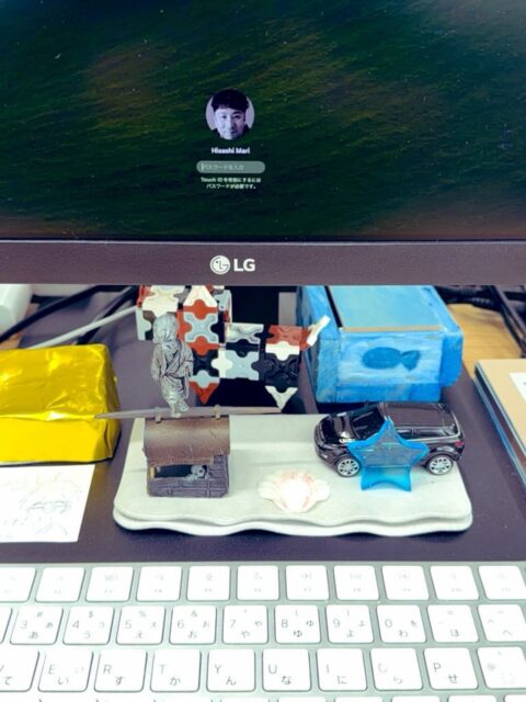 仕事はじめ。 と言うより、研究室はじめ😊 大学は落ち着く。 職場が落ち着くって人生初かもしれない😅 ほとんど生産的な活動は出来ておりませんが、年末年始、論文は書いていますので、今日はならし運転ということで、ご容赦をば。 ゼミ(1期生論文指導)はやりました。 一番苦手な稟議を2件片付けたので、自分を褒めてあげたいです。 写真は子供たちや学生さんがくれたアイテムです。娘が「研究室に絶対置いて」とくれた妖怪(前列中央左)が一際怖ぇ🧌
#fukui #福井 #福井の暮らし #福井工業大学 #FUT 研究 マーケティング