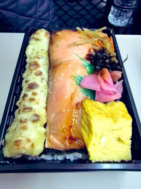 やること多過ぎて寝られないね🥱  昨日のミーティングのレビューをして💻、今日の研究会の予習中📚  帰りは昨夜遅くに届いた卒論の添削をやらねば〜✒️  ランチは車内で。
ちょっと値は張るのですが一乃松さんの高級海苔弁🍱です。  美味いのよ、これが。
ちゃんと福井の食材使っておられるし。  好き😊
#fukui #福井 #福井の暮らし #福井工業大学 #FUT 研究 マーケティング 出張 東京🗼