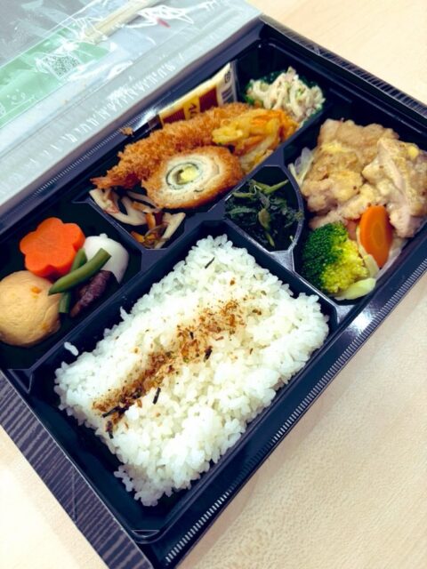 今日のお弁当🍱の方が好みでした😊  ESの添削&アドバイスは昨夜終えたので、今日は卒論添削2本+月曜日の講義スライド準備と最終課題の作成をやっています。  終わるかな？
2026年一発目の徹夜の予感🫩
#fukui #福井 #福井の暮らし #福井工業大学 #FUT 立命館大学 Rits 研究 マーケティング