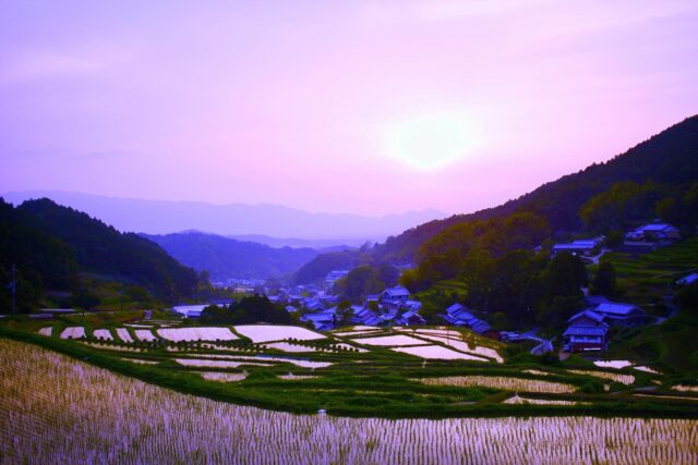 就職活動の時に映画(映像)業界を志し、専門的な勉強もしていないから、当然のように全落ち😢 それで広告業界に拾ってもらった📺 一度は諦めた夢だけど、 死ぬまでに1本だけでいいから映画を撮ってみたいなぁって思ってる🎥 まだ撮りたい主題は朧げで、哲学も知識も経験もないけれど(プロデュースだけはたくさんやらせてもらった)のんびりやります。(今は「論文」の方が書きたいし) 学生時代に見たなんかの映画監督の登竜門的コンペティションで受賞されたのは60歳オーバーの方だった。 お名前とかは忘れてしまったけれど、そっか、幾つになっても夢って叶えられるんだなって思ったことを強烈に覚えている。 最近、SNSマーケティングの研究をやっているせいか、学生時代に少しだけ齧った「映画/映像の文法」を再び学び直している🎬 これがとても楽しい。 本も読んでいるけれど、分からないところはAIに助けてもらっている。 理論的に合っているかどうかはわからないけれど、かなり納得感のある回答が多いので、とても勉強📚になっている。 楽しい😊
#fukui #福井 #福井の暮らし #福井工業大学 #FUT 立命館大学 Rits 研究 マーケティング