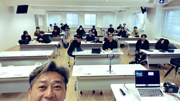 「後期に経営学領域におけるデータサイエンスに関するPBL型の演習をやってください」 そんな依頼(業務命令)から始まった今回のプロジェクト。 さあ、困りました。 私の専門はマーケティングです。マーケティングに関するデータは企業の最重要機密のひとつであり、おいそれと組織外の人間が手にできる代物ではありません。 さらに「財務諸表」のような公開義務のあるデータを用いたコースは既に開講されている。 どうしよう🤔と、悩んでいたある日、永平寺が、私が福井で会いたかった2名のうちのひとりである福井県観光連盟の佐竹マネージャーと引き合わせてくれました。 永平寺の調心念珠づくりが繋いでくれたご縁(完全プライベートで家族と参加したら、そこにどこからどう見てもネットで見たことのあるスーパースターなその人がいた🤭) 早速、研究のために観光連盟さんにインタビューに行きました。 そこで「FTAS」の取り組みを熱く語ってくれた佐竹さん。 「これだ‼️」 私は直ぐに直観しました。これほど大規模な顧客データ、しかもダミーではない生データにさわれたら、途轍もなくリッチで実践的な演習が組める。そう思いました。 すぐに企画書を書いて佐竹さんに送り、同時に学科のコース主事の先生に相談し、おふたりから快諾をいただきました。 夏休みを使ってウンウン考え続け、ようやくプログラムのアウトラインは決まりましたが、演習の運営そのものはかなりの自転車操業🚴♀️となりました。 カタチも前例もない、オリジナルなプログラム。でも、私がずっとやってみたいことでもありました。 それは「統計分析」の技術だけでも不十分であり、「マーケティング論」の知識だけでも不十分。両者の接続こそがデータサイエンスにおいて最も重要なことではないだろうか、という問題意識があったからです。 そしてまたFTASが今直面している課題もそこにあると思いました。 これは実務の世界のあるあるです。DMPを構築した、データも集まった、データサイエンティストもいる。しかし、意味を抽出できる人材がほとんどいない。 データから戦略を構築できないんです。 私はこの問題に挑戦してみたいと思いました。人材開発の観点から。 本当は通期30コマの演習だなと思いましたが、圧縮しまくって15コマにしました。途中で「AI研究会」の知見も入れたくなって「フィールドワーク」「定性分析」「AI活用」も盛り込みました。 「ロジカルシンキング/ロジカルライティング」「プレゼンテーション」も盛り込みました。 もうギッチギチ。ちょっと押したら溢れ出しそうです。 でも、学生さんたちを信じて、思いきってやってみることにしました。 みんな本当に頑張ってくれたと思います。 FTASの86,000行の大規模顧客データとフィールドワークと。定量分析と定性分析と分析におけるAI活用と。これらを駆使しながら、データドリブンな戦略立案を成し遂げてくれました。 「観光のプロ(福井県観光連盟 佐竹マネージャー)」「行政のプロ(福井市 荒木副市長)」「DXのプロ(jig.jp 福野取締役/創業者)」これ以上ないくらいリッチで一線級の実務家のトップランナー3名がゲスト審査員を引き受けてくださり、温かくも鋭いコメントをくださいました。お陰で素晴らしい最終成果発表会になったと思います。 来期は今回の受講生の皆さんの意見を反映し、改善・改良して、さらにワークするプログラムに育てていきたいと思います。 野望としては、これを社会人向けに開講することです。FTAS活用人材の育成を福井工業大学経営情報学部/AI&IoTセンターが担う。こうしてより地域に貢献できるファカルティになっていけたらなと思います。 挨拶させていただくとよく言われます。「福井工業大学でも経営って学べるんですね?」と。 はい、学べます。 少なくともマーケティングの「専任教員」が所属しているのは福大・県大さんと福井工業大学だけです。 そして工業大学だからこそできる「データサイエンス」は福大・県大さんとの大きな差別化のポイントであり、本学の強みでもあります。 県外にいかないと充実した学びが得られない? 全国の学生さんたちと切磋琢磨したいならそうかもしれません。 しかし、福井をよりよい地域にしたい、地域の課題に向き合い、いつかそれらを解決したいと願うなら、福井工業大学でも優れた学びが得られます。 優秀で情熱的な教授陣が揃っています。その道の権威の先生だっていらっしゃいます。
問題意識とやる気さえあれば、無限の可能性が広がっています。 このプロジェクトのように地域の生のデータに触れながら、理論と実践の往還が可能です。それはむしろ福井工業大学だからこそできる生きた学びだと思います。
#fukui #福井 #福井の暮らし #福井工業大学 #FUT 立命館大学 Rits 研究 マーケティング