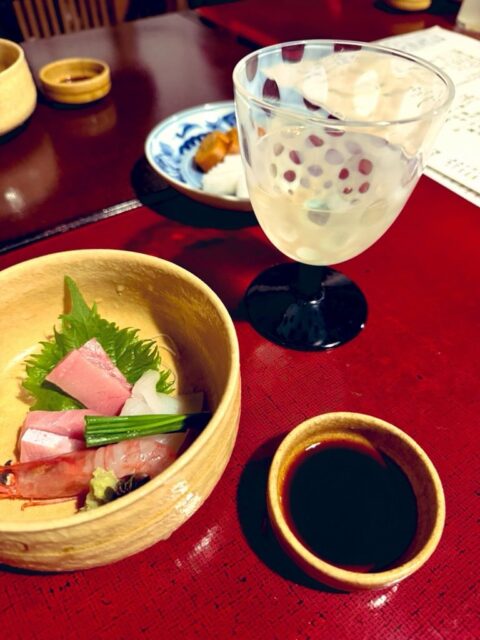 おおー。これが今年度のピークかぁ。
久しぶりにSNS投稿する余裕すら失っていました。  卒業研究発表会
GAPファンド申請作業
卒業研究指導（前期卒業）
長男の中学説明会
尊敬する先輩研究者の先生方との研究会【研究】
入試業務
非常勤講師打ち合わせ
2年生の自主研究プロジェクトの相談
観光DXセミナー聴講【研究】
県大の先生とのプチ研究会＆懇親会【研究】
本採用に向けての自己評価提出
東京出張からの会食
東京で研究会に出席【研究】  その間、ずーーーーっとレポートの採点と評価に明け暮れております📚  来週は県内の高校の探求企画部のメンターをやったり、附属中学校向けの探求学習プロジェクトのワークショップ運営などが控えており、さらにその翌週は奈良出張【研究＆社会貢献】🦌からの東京出張【研究＆社会貢献】🗼からの入試業務を経て再び東京出張【研究】🗼  あかん...詰め込みすぎや😓  学部長（次期学長）と先輩の先生から「麻里、論文書いて書いて書いて書いて書きまくれ‼️」とまるで高市総理かのような叱咤激励のお言葉を頂戴しましたので頑張りたい所存です。  励みます。  【写真】昨夜開催された県大の先生とのプチ研究会＆懇親会（新年会やりましょうということで贅沢しました🍸）
#fukui #福井 #福井の暮らし #福井工業大学 #FUT 立命館大学 Rits 研究 マーケティング