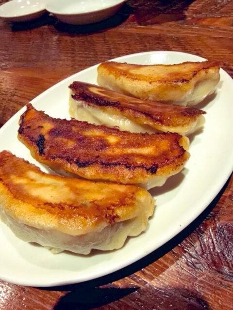 師匠の学部ゼミのOBOGとの会食。  ひとりは前々職後輩で、もうおひとりはかつて師匠のゼミを手伝っていた時の学生さんでOB訪問とか受けてた。
昨年二人は偶然業務上で再会していたらしく、SNSで彼女にバースデーメッセージを送った時にその話になり、3人で飲もうとなったのでした。
バースデーメッセージきっかけの再会🎂実は最近頻繁していて、偶有性が生まれやすいのかもとか思う。
まあ、きっかけは何でもいいのだろう。リアルで会い、SNSで繋がり続けていること（弱い紐帯）、そしてちょっとしたきっかけで始まるインタラクション（相互作用）、関係性というのは案外その程度の駆動なのかもしれない。  昔よく通っていた泰興楼（東京・八重洲）がいつの間にかモダンなお店にリニューアルしていた。これもふとしたきっかけで関係性が再起動し、交換が再開してしまったパターンなのか、否か。
#fukui #福井 #福井の暮らし #福井工業大学 #FUT 立命館大学 Rits 研究 マーケティング