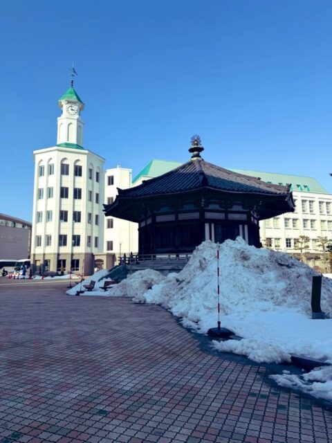 昨日投稿渋滞してて出来んかったけど、昨日は久しぶりに暖かかったんですよ、福井🌸 それで思い出したことがあって。 辛く厳しい冬を乗り越えたあとの、あの躍動感、息吹き、生命力🌱 緊張と緩和 あれは雪国に暮らしたことのある人しか分からない気持ちなんじゃないかな。 あゝ春が来てくれた そんな感じでした。 今日はまた寒いけどね🥶 こういうのを繰り返して暖かくなっていくのでメンタル鍛えられます。 中には寒いの?ヨユー
雪?サイコー という強者もいるから、一概には言えませんが🧌 完全に春が来る前にもう少し滑りに行きたい🏂
#fukui #福井 #福井の暮らし #福井工業大学 #FUT 立命館大学 Rits 研究 マーケティング