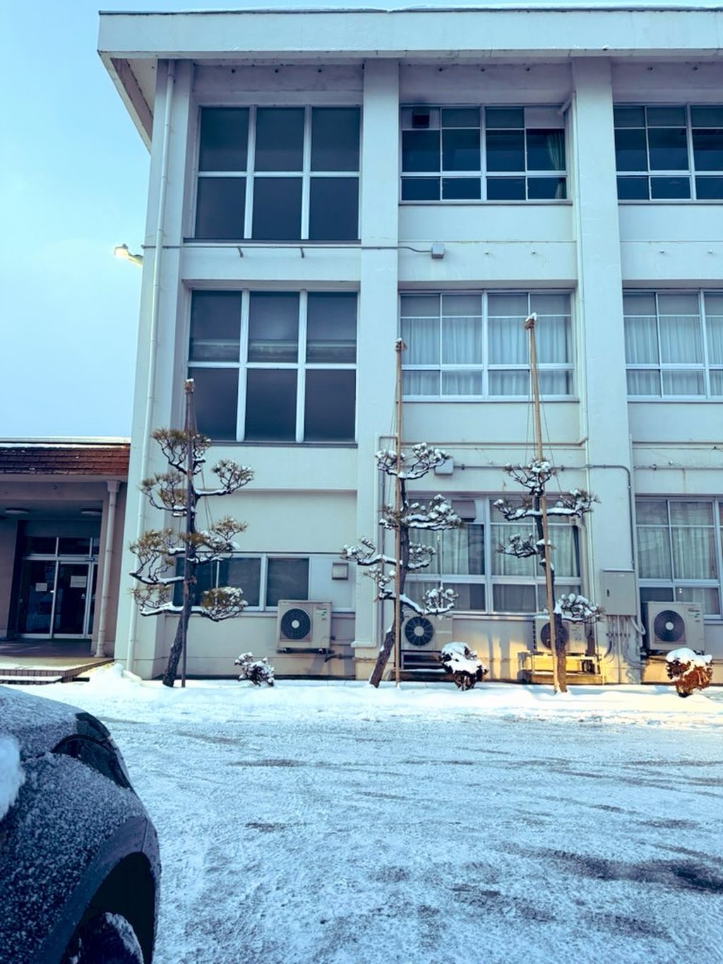 投票🗳️  マイナス4度らしい。  警備員さん、本当にご苦労様です❄️  スクレイパーも効かなかった☃️
エアコン一択だね。  写真は一瞬の晴れ間。  この後、再び吹雪いています🌨️
#fukui #福井 #福井の暮らし #福井工業大学 #FUT 立命館大学 Rits 研究 マーケティング