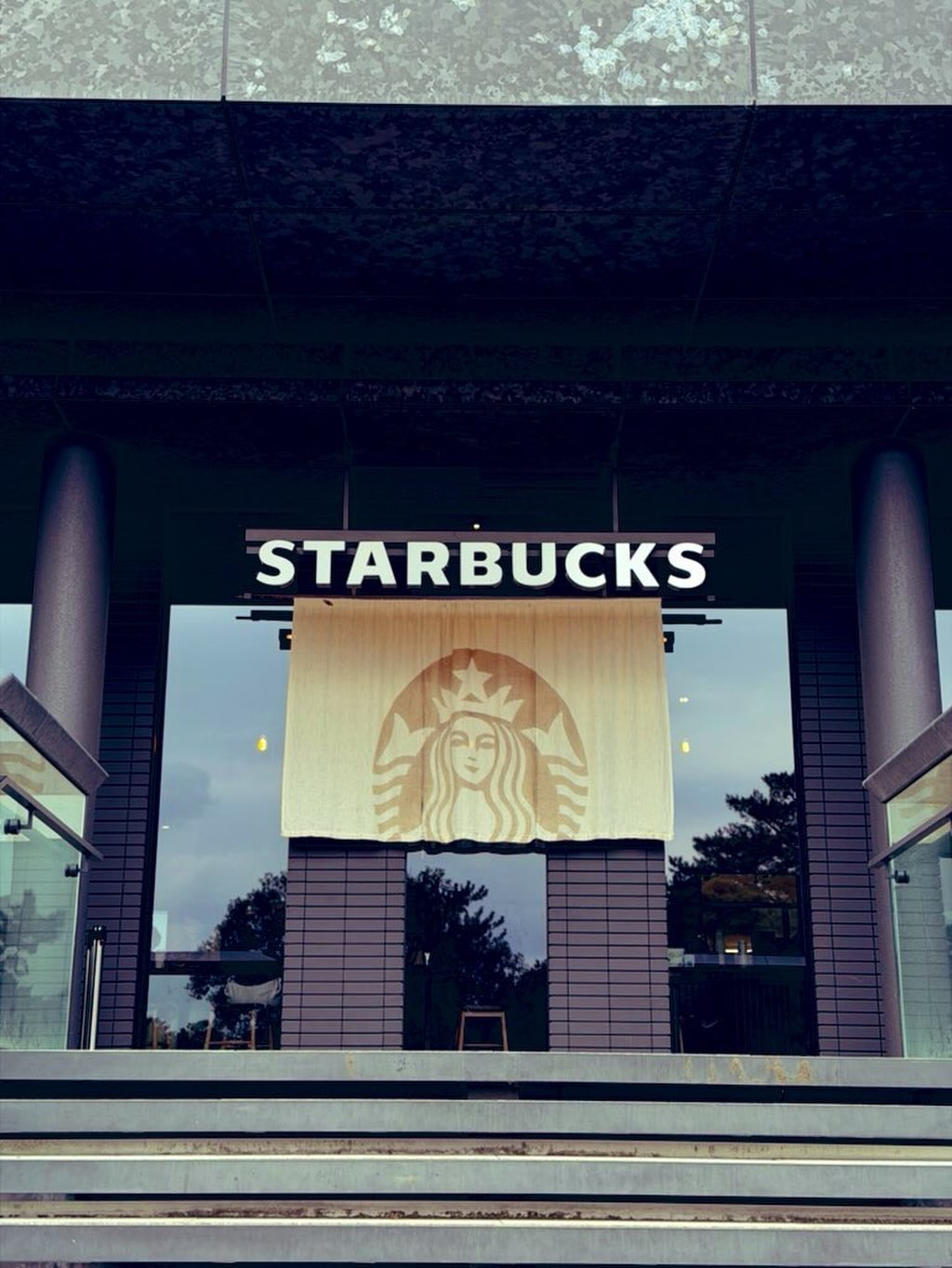 合間に県庁に出来たスタバでデータサイエンスの研究会(オンライン)に参加。 猛省した。
これまで私がデータサイエンスなどと安易に用語を用いてきたことはすべて撤回し、マーケティングサイエンスと改めます。 定義も次元も違った。 ヤバかった...😂 金輪際、私がデータサイエンスに近づくことはないと思います。(これまでも近づいてすらいなかった🫥)
#fukui #福井 #福井の暮らし #福井工業大学 #FUT 立命館大学 Rits 研究 マーケティング 出張 奈良