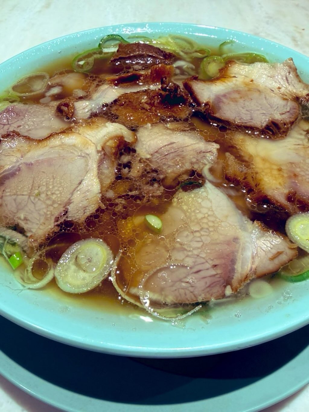 昨夜は母校である東京都立大学ビジネススクールマーケティングゼミ+大学院博士後期課程水越ゼミの現役OBOG会でした。 久しぶりに企画しましたが、準備を進めていく中で、一大アルムナイになったことを実感しました。 何期からかは定かでないのですが、都立大ビジネススクールはかなり変わっていてマーケティング・マネジメント、マーケティング・サイエンス、統計学の3教員が共同でゼミを運営します。 昨年から消費者行動論がご専門の峯尾先生が加わり、益々異様なゼミに☺️ なかなかないと思うんですが、私はこれ、とても良いと思うんです。 昨日は水越先生ご帰国、中山先生学部長ご就任、峯尾先生ご着任をそれぞれ祝して、盛況な会となりました。 個人的には水越先生の2時間におよぶ「在外研究のすすめ」をお伺いしたかったですが、これはサバティカルが終了される際にも個人的にお願いしようかと思います😁 社会人大学院はそれぞれの所属や立場から少し距離をとって縦横斜めで交流できるのがひとつの価値だと思いますので、またこうした企画を継続的に考えていきたいなと思うところです。 写真はひとり三軒目に入った神田の人気店ちゃん系元祖の「ちえちゃんラーメン」です🍜美味しすぎてごめんなさい🙏反省しています🙇♂️
#fukui #福井 #福井の暮らし #福井工業大学 #FUT 立命館大学 Rits 研究 マーケティング 出張 東京