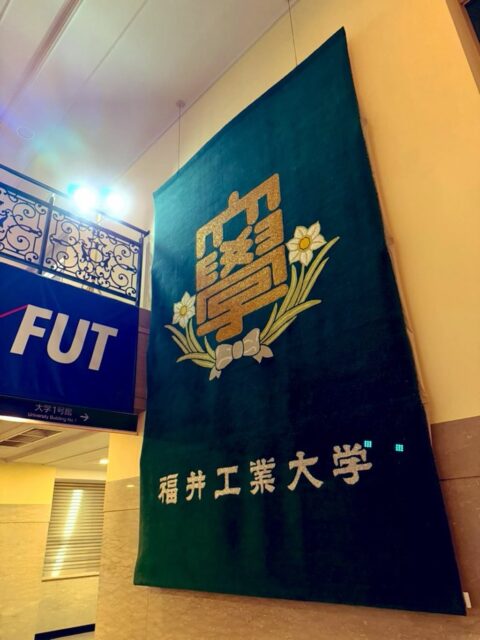 怒涛の講演・講義を終えたと思ったら、あっという間に2月も終わりに差し掛かってた💦 今日は学科の広報系WG、半期遅れのゼミ生の卒研指導からの会議と割とゆったりめのスケジュール🗓️ お陰で夕方は久しぶりにゆっくり論文書きました。 既に何本かの構想を練りに練ってあるので筆が進んでとても楽しい❤️🔥 時折、研究資料を満載したNotebookLM、これまで散々議論に付き合ってもらってきたGemini3、ChatGPT5.2に読んでもらってそれぞれコメントをもらったりしながら、楽しくひとりゼミやっています。 このままだと明日まで研究室にお篭りしてしまいそうなので帰ります🚙
#fukui #福井 #福井の暮らし #福井工業大学 #FUT 立命館大学 Rits 研究 マーケティング