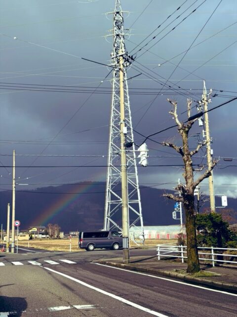 虹の根元🌈 元実務家としては目先の課題を解決したい(すぐ役にたつ・目立つ・虹の帯の部分)衝動に駆られる。 そして、そういう研究もある。 でも、私が研究者になろうと思ったのは、虹の根元を目指したくなったからだ。 すぐに役に立つとは限らない。
もしかしたら、役に立たないかもしれない。 それでも虹が円いなら、
どこかで地面に触れているはずだ。 目立たない。
ほとんどの人には存在すら認識されない。
そして観察者は、決してそこに辿り着けない。 それでも、今日も私は虹の根元を目指して、論文を書く✒️ ちなみに福井は隠れた虹大国🌈です。
虹始見、今から楽しみです。
#fukui #福井 #福井の暮らし #福井工業大学 #FUT 立命館大学 Rits 研究 マーケティング