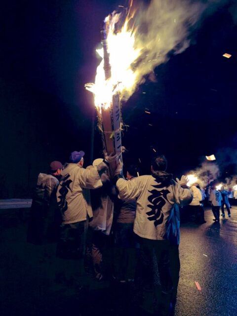 お水送り、行ってきました。 お水取りも凄いがお水送りも凄い。 天平勝宝4(752)年(土岐, 2017)から続く神事らしい。なんとお水取りのお水は小浜(若狭)から送られていたのだ。 お水送りの解説はこちら💁
https://wakasa-obama.jp/special/wakasa-omizuokuri/ 観光客にも公開されており、とても人気のようだ。県外ナンバーを多数見かけたし、ツアーが組まれたりもしていた。 若狭神宮寺の閼伽井で汲んだ水を清め、約2km離れた鵜の瀬と呼ばれる河原に、松明行列で守りながら移動する。 なんとこの松明行列は見るだけではなく、加わることができる。(手松明2,500円) 松明はこの他に大松明、中松明とあるが、今回は特別に地元の皆さんと一緒に中松明を担がせていただいた。 これは...凄いよ...もうまもなく1300年に届こうかという神事に参加することができる。そんなことが出来るのは日本でも限られている。京都でもなかなか体験することは出来ない。 いろいろお話を伺ったが、お寺だけではなく大人も子供も地元の人たちがみんなで協力して実現しているらしい。そして、そんな伝統ある神事の前にも継承問題が横たわっているという。 終了後、直会にも参加させていただいた。驚いた。私がほぼ最年少であった。ひとまわりもふたまわりも先輩の皆さんがこの行事を守っておられるのだ。(私と同世代の人もいらした) きさくな方々で受け入れてよくしてくれる。まだ2回目の訪問だけど、このマインドは共通してみられる。 県内でも殊更美味い海鮮をはじめとする美食美酒に酔いしれ、帰路に着いた。 商売ではないことを深く理解しつつも、文化を守るために私たちに出来ることは何か、という重い宿題をいただいた気がした。
#fukui #福井 #福井の暮らし #福井工業大学 #FUT 立命館大学 Rits 研究 マーケティング 出張 小浜