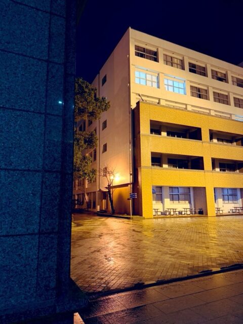 書き進めました✒️
論文4本+書籍1冊同時進行です。
1日執筆の時間がとれたらそのうち2つくらいに取り組むイメージです。
とても楽しいです。 世界は相変わらず近代化された石器時代で、分断されているけれど、俺は違う世界を描きます。善悪は議論しません。違う世界もあるはずだ、ということを探し続けます👀
#fukui #福井 #福井の暮らし #福井工業大学 #FUT 立命館大学 Rits 研究 マーケティング