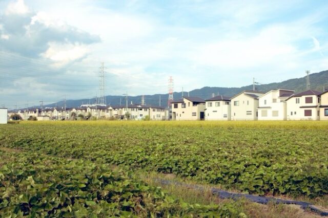 院生の頃、師匠から3つの研究プロジェクトを同時に進めなさいと教わったので忠実にやっています😊田村先生の教えらしい。 3つの研究テーマを並行する
https://mizkos.jp/2022/10/31/pallarel/ プロジェクトは3つ以上あって手広くやりすぎな気もするけれど、まあ、自分の中ではだいたいなんとなく3つのイメージ。 ①市場における関係性🤝:ブランド・コミュニティ、ブランド・リレーションシップ、ソーシャルメディア・マーケティング、この辺、全部内包)
②AI研究🧠:本当は①のために始めたつもりが、少し違うところにいってる(ケイパビリティとか、組織浸透とか、知識移転とか)それはそれで楽しい。
③XXXX研究👨🏫:最後のはちょっとラベリングが難しい。MinrzbergとWeickとDeci&RyanとWilliamsな感じ。これはおまけなので、のんびりやってます。 で、①で昨年の調査をもとに論文📄2本と書籍📚1冊のドラフトが同時進行中。 この書籍がヤバい。自分で書いておいて何してんねんって感じなんだけど、何回読んでも泣いてしまう。安上がりな自家発電😂(泣けるのはたぶん私だけです) もちろんね、感傷的な文章ほど読者にとって痛いものはないから、努めて冷静に記述しているつもりなんですが、時折、想いがのりすぎてホロリとね。情動が規律を溶かさぬよう細心の注意を払って執筆を進めています。 実務書の皮を被ったエスノグラフィーな一冊です。出版できるかどうかは別にして、処女作がそれで良いのか問題。まあ、でも博士論文の出版は鮮度的にたぶん無理で、その先を研究書にする計画だから、相当遠い未来にはなりそう。
#fukui #福井 #福井の暮らし #福井工業大学 #FUT 立命館大学 Rits 研究 マーケティング