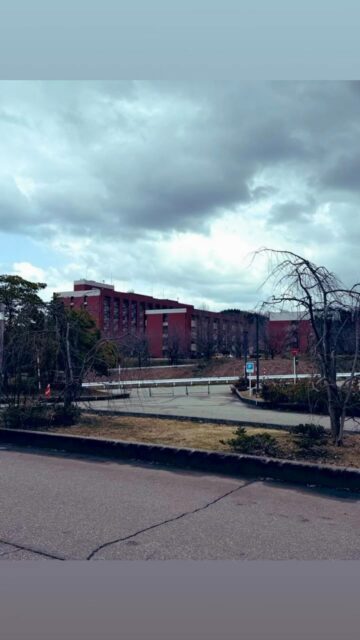 第16回北陸地域研究フォーラムにて報告させていただきました。  機材トラブルもありお見苦しい発表になってしまいました🙇‍♂️  そして久しぶりに「ぽかん感の横溢（by 松井先生）」😅  予想はしていたけれど🤷  やり難いテーマにもかかわらず素晴らしいコメントをくださり、フロアをまわしてくださった司会の北島先生に心より感謝申し上げます🙏  またフロアの先生方からも温かいコメント・ご質問の数々ありがとうございました。  ぽかんのまま終わらなくて良かったです🤣  議論のお陰で、元々、視界には入っておりましたが、この議論の射程がより明確になりました。  しかし「政策」にはまったく関係ない‼️笑  北陸の先生方と交流したかったので「ええい、ままよ」と出してしまいましたが大変反省しております。  来年は大人しく聴講のみにします🙊  しかし金沢久しぶりにきました。金沢大学は初。広大でかつ、綺麗ですね。ゆっくり遊んで帰りたいけれど、作業が山積みなので帰ります🚙💨
#fukui #福井 #福井の暮らし #福井工業大学 #FUT #立命館大学 #Rits #研究 #マーケティング #出張 #金沢