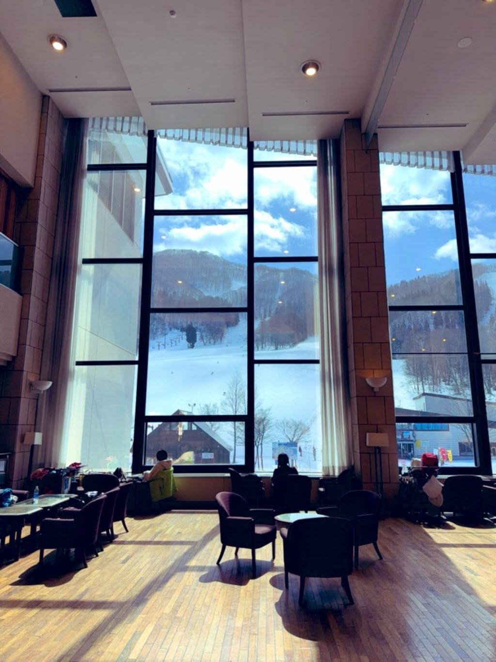 ただいま。  調子喰らって友人家族を滑りながら撮影していたら、最後の最後に逆エッジで吹っ飛び強打。  息が...止まるかと思った🧘  無事帰って来られてよかった😌
#fukui #福井 #福井の暮らし #福井工業大学 #FUT 立命館大学 Rits 研究 マーケティング