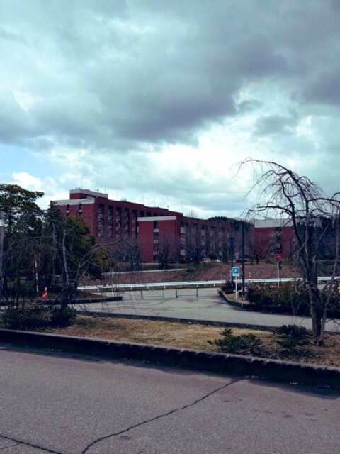 第16回北陸地域政策研究フォーラムにて報告させていただきました。  機材トラブルもありお見苦しい発表になってしまいました🙇‍♂️  そして久しぶりに「ぽかん感の横溢（by 松井先生）」😅  予想はしていたけれど🤷  やり難いテーマにもかかわらず素晴らしいコメントをくださり、フロアをまわしてくださった司会の北島先生に心より感謝申し上げます🙏  またフロアの先生方からも温かいコメント・ご質問の数々ありがとうございました。  ぽかんのまま終わらなくて良かったです🤣  議論のお陰で、元々、視界には入っておりましたが、この議論の射程がより明確になりました。  しかし「政策」にはまったく関係ない‼️笑  北陸の先生方と交流したかったので「ええい、ままよ」と出してしまいましたが大変反省しております。  来年は大人しく聴講のみにします🙊  しかし金沢久しぶりにきました。金沢大学は初。広大でかつ、綺麗ですね。ゆっくり遊んで帰りたいけれど、作業が山積みなので帰ります🚙💨
#fukui #福井 #福井の暮らし #福井工業大学 #FUT 立命館大学 Rits 研究 マーケティング 出張 金沢