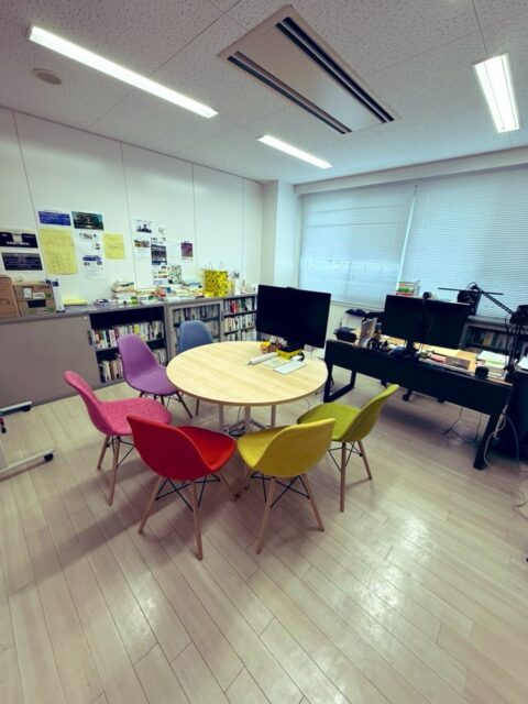 今日はFDPMで知り合った実務家おふたりが研究室を訪ねてくださりマーケティング談義に花を咲かせました。  ちゃんと研究になるのかなぁ、と不安も大きいテーマなのですが、いつも実務家の皆さんから勇気をいただきながら研究を進めています。  ご縁の聖地（曹洞宗大本山永平寺）のあるここ福井の地で「関係性」の研究が出来る幸せを噛み締めながらやっています。  そう言えば、私の依拠する研究の系譜は日本では2010年頃を最後にほとんど絶えているように見えるんですが、最近、海外の文献をサーベイしてみたら、海の向こうでは全然そんなことなくて、この10年でトップ100のジャーナルに限定しても600編以上もの論文が発表されている一大領域なんですね。最近もレビュー論文が何本も発表されている。  これはもしかしたら海外の方が受け入れられるのかもと思う今日この頃です。
#fukui #福井 #福井の暮らし #福井工業大学 #FUT 立命館大学 Rits 研究 マーケティング