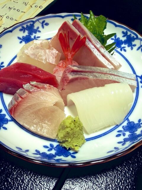 ゼミ生（1期生）有志と卒業祝賀会🧑‍🎓
楽しかったです。
ひとりは福井で働き、ひとりは海外に旅立ちます。
学位記授与式でもお話しましたが、籍がなくなってもご縁は続きます。いつでも研究室の扉は皆さんのために開いています。
マリゼミの皆さんならもうお分かりかと思いますが、私は正解を持っていません。しかし、皆さんと共に悩み、考えることは出来る。
気軽にご連絡をいただければと思います。
皆さんの人生が幸多からんことを。
改めて、卒業、おめでとう🍾
エキゾチックなラーメン🍜で、おめでとう㊗️
#fukui #福井 #福井の暮らし #福井工業大学 #FUT 研究 マーケティング 教育