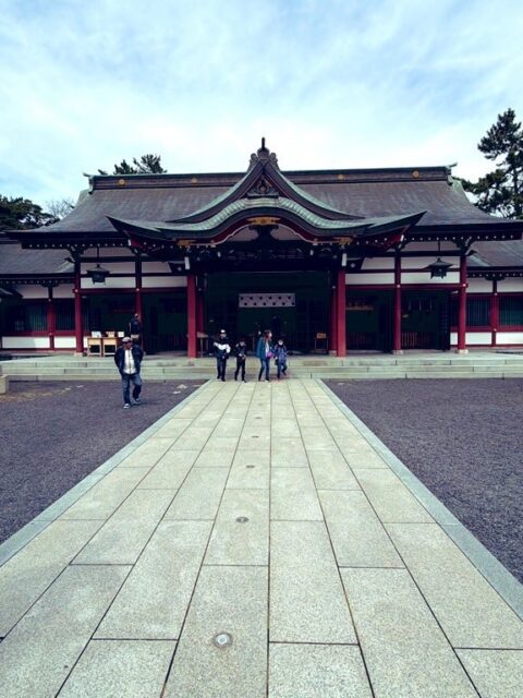 しばらく休みなしで働いたので今日はオフ📴 ようやく氣比神宮を参拝できました⛩️
素晴らしい場所。 神楽商店街の街あるきも楽しぃ✨ 先日、プレゼミ生が都市におけるカフェの機能についての論文を紹介してくれたけど、観光地における観光客の回遊とプレイスメントは興味深いかも🦆
#fukui #福井 #福井の暮らし #福井工業大学 #FUT 立命館大学 Rits 研究 マーケティング